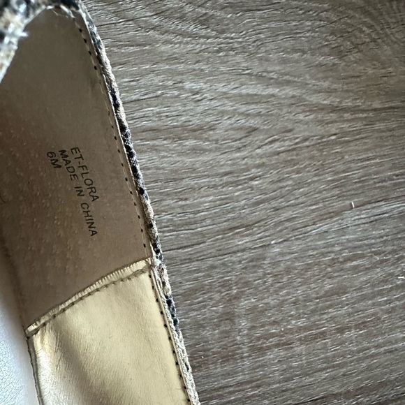 Women’s size 6M pointy flats. Narrow flats. - Picture 3 of 4